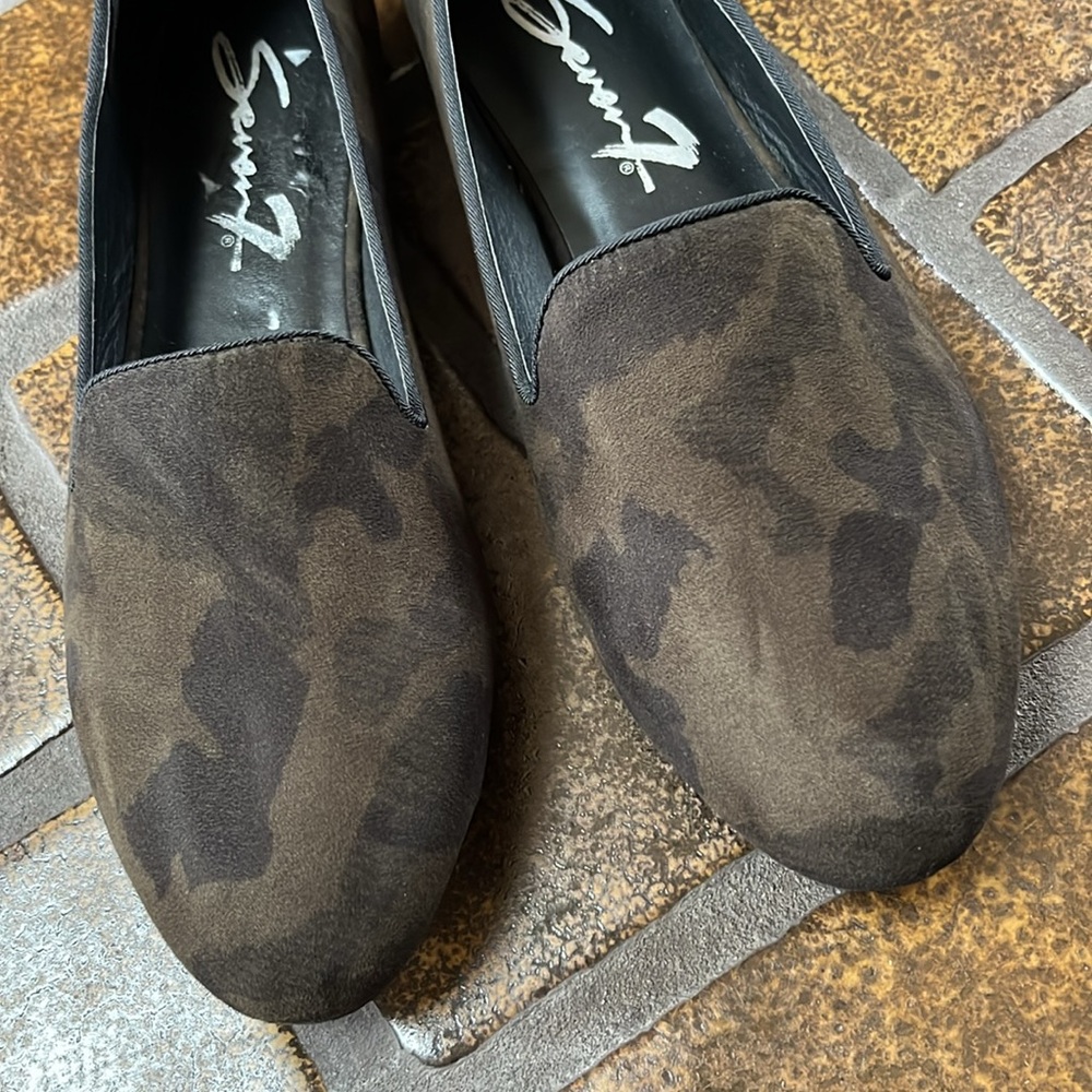 NWT Seven7 Dark Olive Green Camo Print Smoking Slipper Flats - Picture 2 of 8
